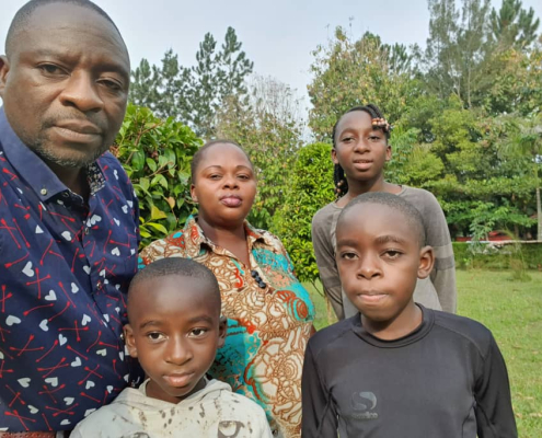Kipesse Johnson et sa famille, actuellement en exil